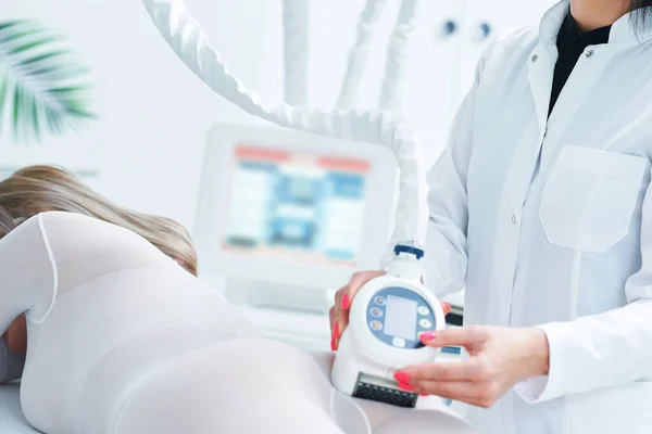 Adult woman in beauty salon undergoing anti cellulite and slimming treatment — Stock Photo, Image