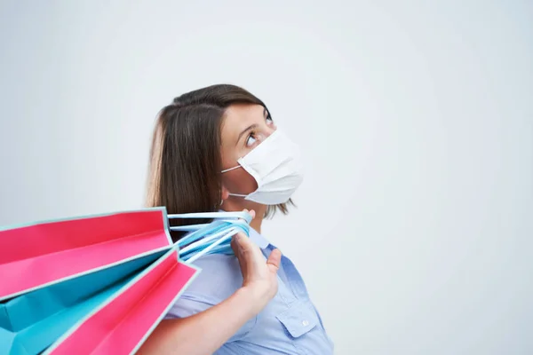 Mulher atraente usando máscara protetora isolada sobre fundo branco — Fotografia de Stock