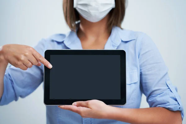 Žena nosí ochrannou masku a drží tablet izolované přes bílé pozadí — Stock fotografie
