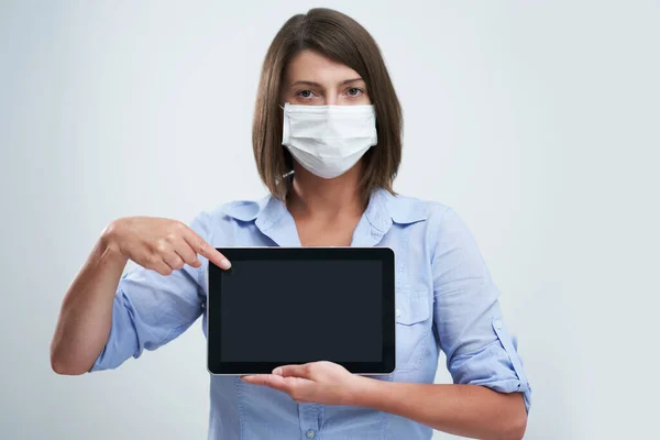 Donna indossando maschera protettiva e tenendo compressa isolata su sfondo bianco — Foto Stock