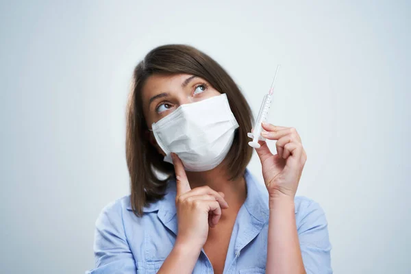 Жінка в захисній масці, що тримає вакцину ізольовано на білому тлі — стокове фото