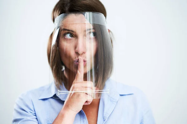 Aantrekkelijke vrouw dragen beschermende masker geïsoleerd over witte achtergrond — Stockfoto