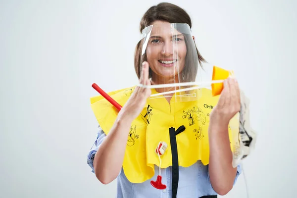 Stewardess draagt beschermend masker geïsoleerd over witte achtergrond — Stockfoto
