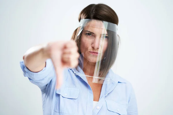 Aantrekkelijke vrouw draagt beschermende schild geïsoleerd over witte achtergrond — Stockfoto