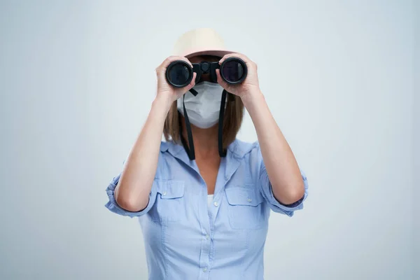 Turista mujer con máscara protectora aislada sobre fondo blanco — Foto de Stock