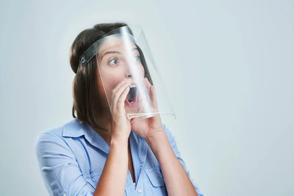 Aantrekkelijke vrouw draagt beschermende schild geïsoleerd over witte achtergrond — Stockfoto