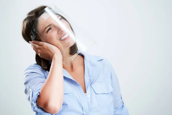Mulher atraente usando escudo protetor que sofre de dor de ouvido isolado — Fotografia de Stock