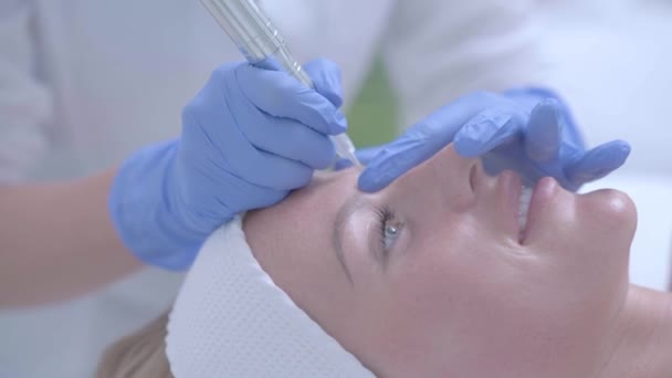 High angle beautician specialist of permanent makeup making brow microblading make up Royalty Free Stock Footage