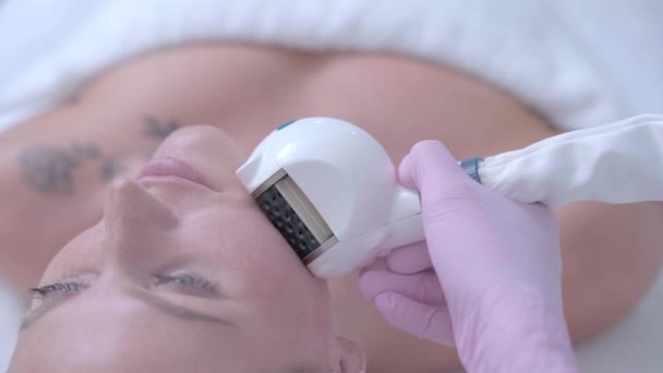 Cosmetóloga profesional haciendo purificación de rostro de hidrógeno — Vídeo de stock