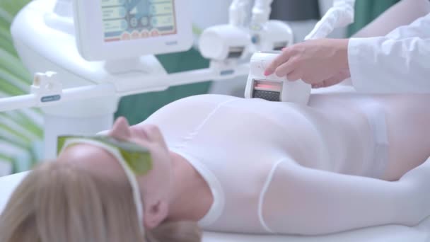 Femme adulte ayant un traitement anti-cellulite minceur en clinique de beauté — Video