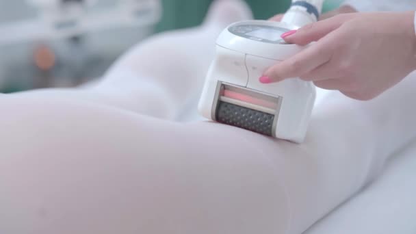 Femme adulte ayant un traitement anti-cellulite minceur en clinique de beauté — Video