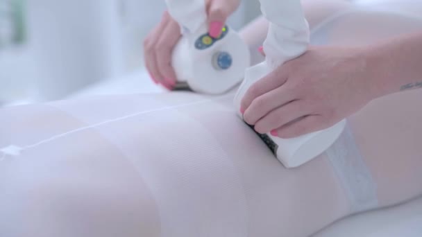 Femme adulte ayant un traitement anti-cellulite minceur en clinique de beauté — Video