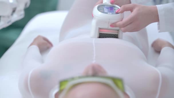 Mulher adulta com tratamento anti-celulite emagrecimento na clínica de beleza — Vídeo de Stock