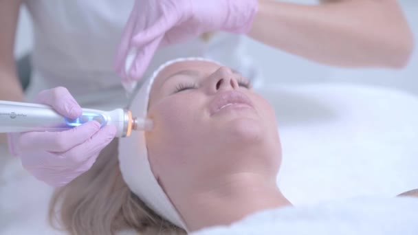 Cosmetologist profissional mulher fazendo purificação do rosto de hidrogênio — Vídeo de Stock