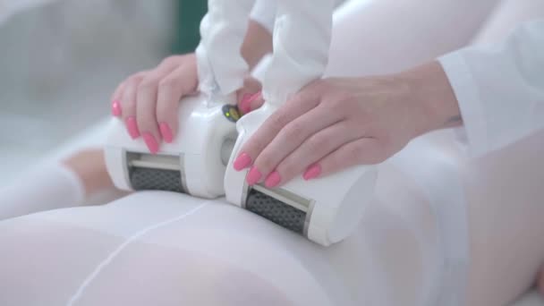 美容院接受抗蜂窝瘦身治疗的成年女性 图库视频片段