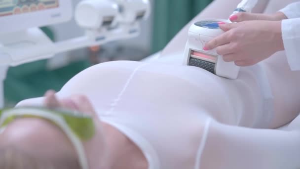 Femme adulte ayant un traitement anti-cellulite minceur en clinique de beauté — Video