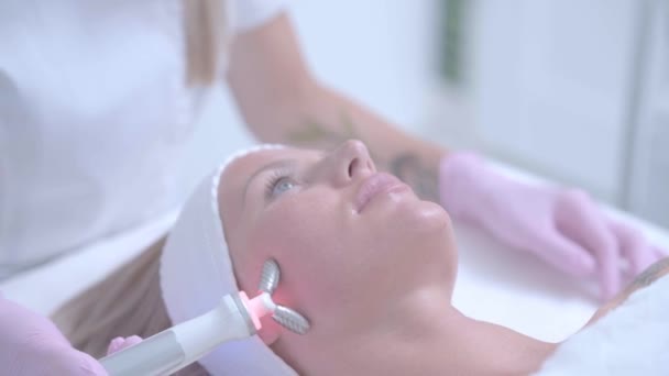 Professionele cosmetoloog vrouw doet waterstof gezicht zuivering — Stockvideo