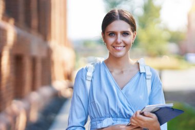 Kampüsteki kız öğrenci dışarıda çalışıyor.