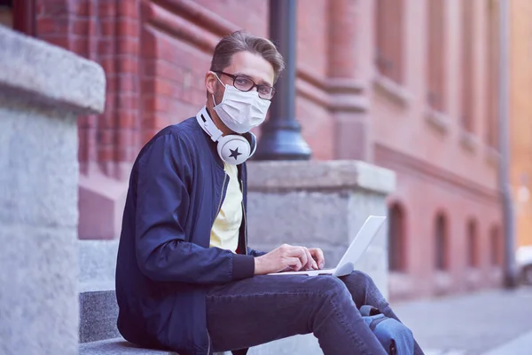 Manlig student på campus bär mask på grund av coronavirus pandemi — Stockfoto