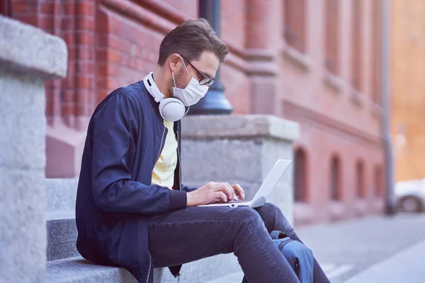 Manlig student på campus bär mask på grund av coronavirus pandemi — Stockfoto