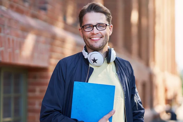 Estudante masculino no campus estudando ao ar livre — Fotografia de Stock