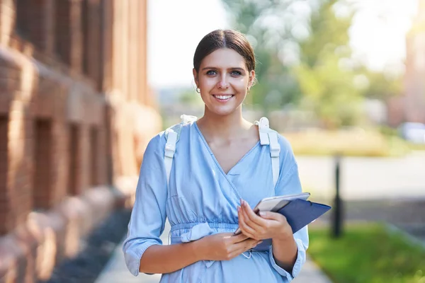 Estudante feminina no campus estudando ao ar livre — Fotografia de Stock