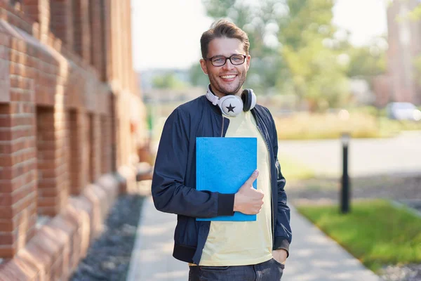 Mužský student v kampusu studující venku — Stock fotografie