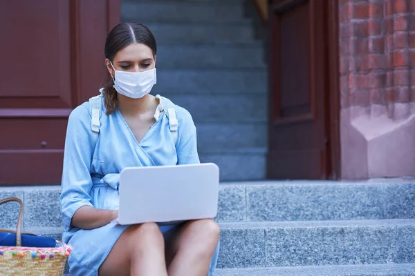 Kvinna student på campus bär mask på grund av coronavirus pandemi — Stockfoto