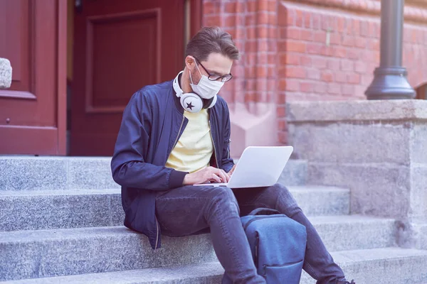 Manlig student på campus bär mask på grund av coronavirus pandemi — Stockfoto