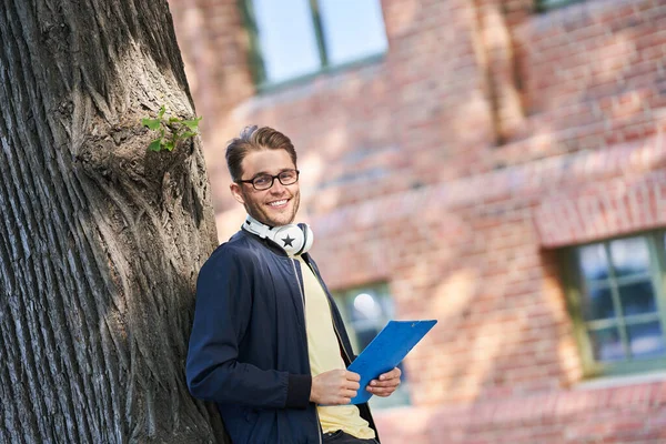 Male student in the campus studying outdoors — Stock Photo, Image