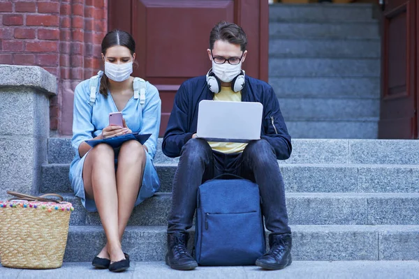 Några studenter på campus bär masker på grund av coronavirus pandemi — Stockfoto