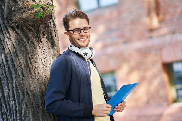 Male student in the campus studying outdoors — Stock Photo, Image