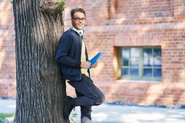 Mužský student v kampusu studující venku — Stock fotografie