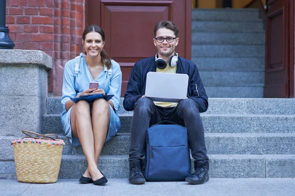 Casal de estudantes no campus estudando ao ar livre — Fotografia de Stock