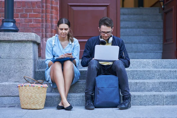 Casal de estudantes no campus estudando ao ar livre — Fotografia de Stock