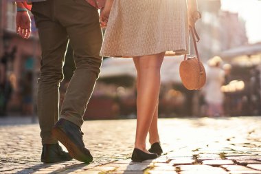 Yetişkin turistler yazın Gdansk Polonya 'yı geziyor.