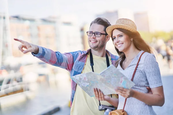 Turistas adultos felizes visitando Gdansk Polônia no verão — Fotografia de Stock