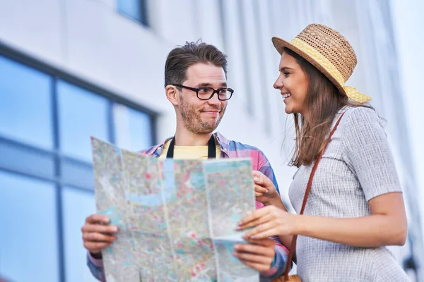 Volwassen gelukkige toeristen sightseeing Gdansk Polen in de zomer — Stockfoto