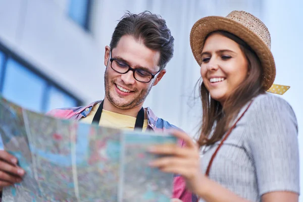 Volwassen gelukkige toeristen sightseeing Gdansk Polen in de zomer — Stockfoto