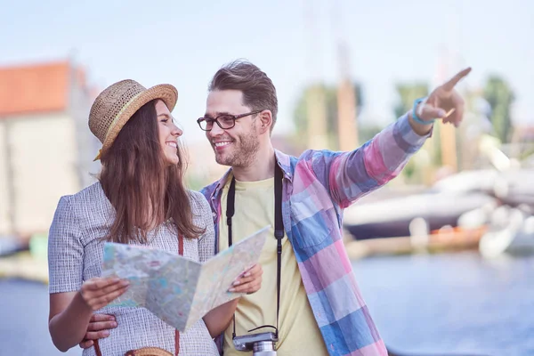 Turistas adultos felizes visitando Gdansk Polônia no verão — Fotografia de Stock