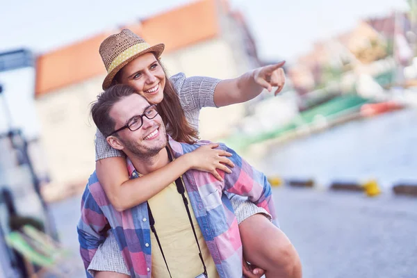 Turistas adultos felizes visitando Gdansk Polônia no verão — Fotografia de Stock