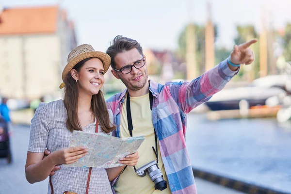 Dospělí šťastní turisté poznávací Gdaňsk Polsko v létě — Stock fotografie