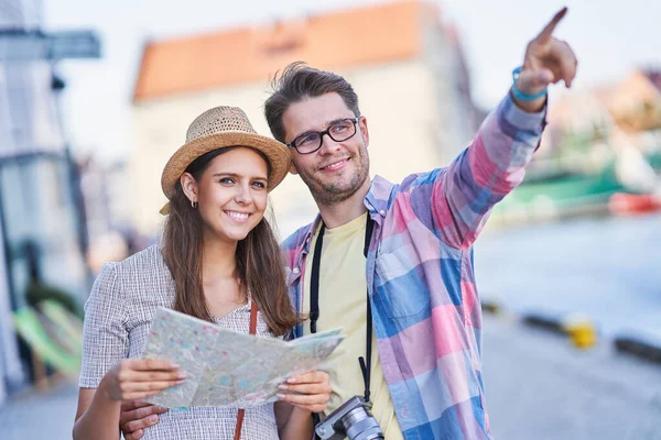 Adultos turistas felices turismo Gdansk Polonia en verano — Foto de Stock