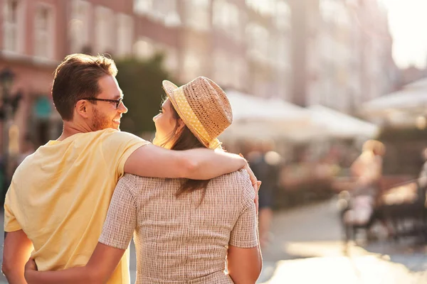 Adult happy tourists sightseeing Gdansk Poland in summer — Stock Photo, Image