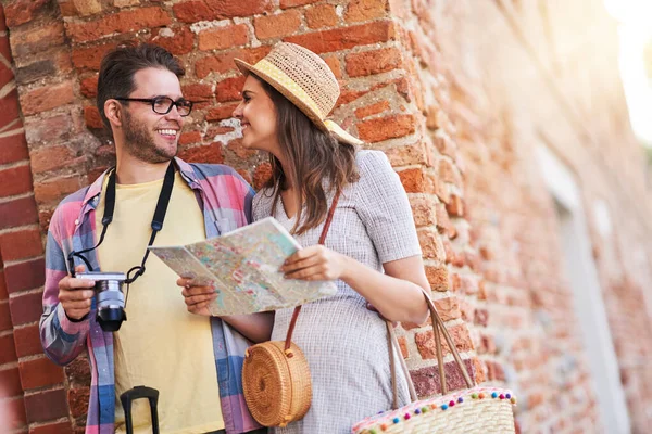 Dospělí šťastní turisté poznávací Gdaňsk Polsko v létě — Stock fotografie