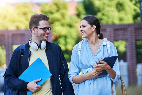 Et par studenter på skolen studerer utendørs – stockfoto