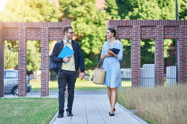 Studentenpaar auf dem Campus studiert im Freien — Stockfoto