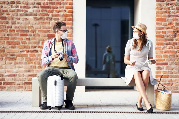 Turistas adultos en máscaras turismo Gdansk Polonia — Foto de Stock