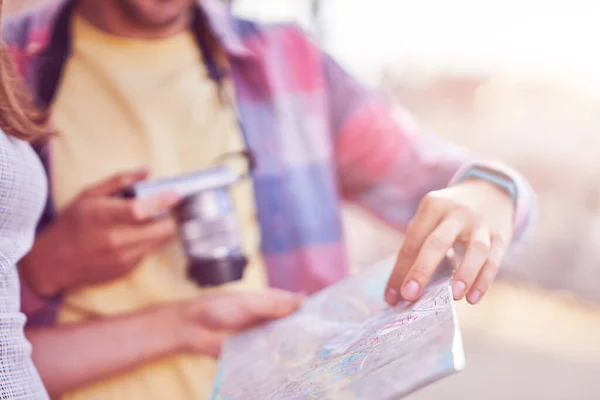 Volwassen gelukkige toeristen sightseeing Gdansk Polen in de zomer — Stockfoto