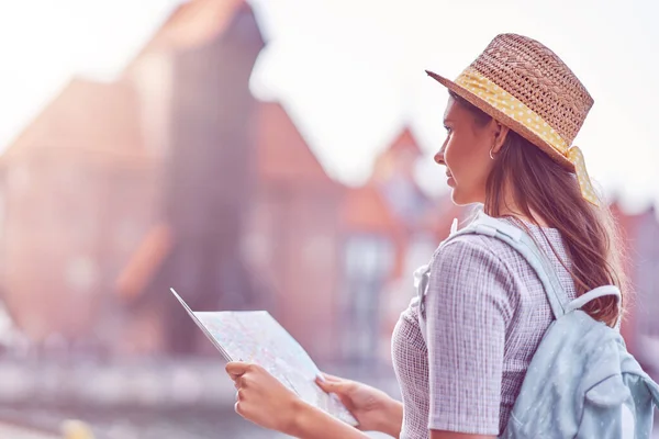 Femmina felice turista visite turistiche Danzica Polonia in estate — Foto Stock